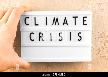 Message texte de crise climatique, contexte du concept des changements climatiques avec des lettres sur la visionneuse Banque D'Images