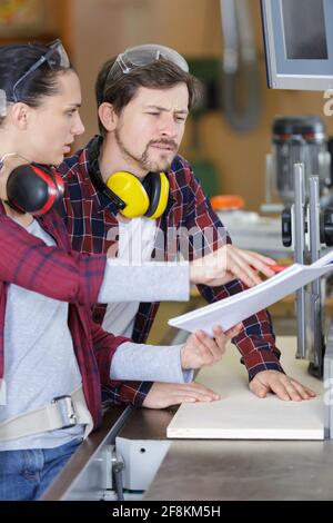 le couple travaille dans un atelier de bois Banque D'Images