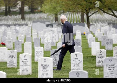 Washington, États-Unis. 14 avril 2021. Le président américain Joe Biden visite la section 60 au cimetière national d'Arlington, à Washington, le 14 avril 2021. Photo par Yuri Gripas/UPI crédit: UPI/Alay Live News Banque D'Images