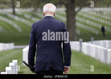 Washington, États-Unis. 14 avril 2021. Le président américain Joe Biden visite la section 60 au cimetière national d'Arlington, à Washington, le 14 avril 2021. Photo par Yuri Gripas/UPI crédit: UPI/Alay Live News Banque D'Images