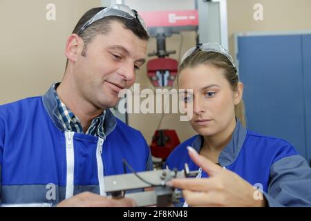 apprentissage de deux apprentis robotisés mécaniques Banque D'Images