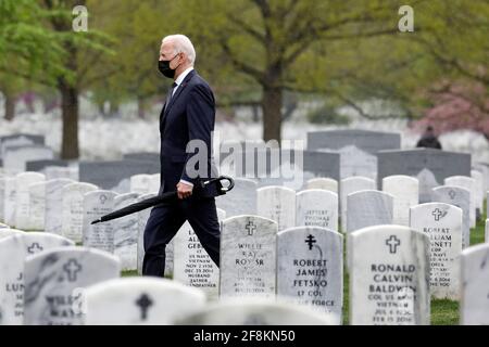 Washington, États-Unis. 14 avril 2021. Le président américain Joe Biden visite la section 60 au cimetière national d'Arlington, à Washington, le 14 avril 2021. Photo par Yuri Gripas/Pool/Sipa USA crédit: SIPA USA/Alay Live News Banque D'Images