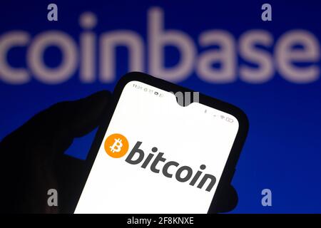 Brésil. 14 avril 2021. Dans cette illustration, le logo Bitcoin affiché sur l'écran d'un smartphone avec le logo de Coinbase en arrière-plan. Credit: Rafael Henrique/SOPA Images/ZUMA Wire/Alamy Live News Banque D'Images