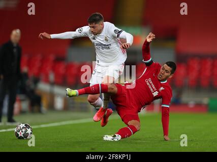 Federico Valverde (à gauche) du Real Madrid et Roberto Firmino de Liverpool se disputent le ballon lors du match de la Ligue des champions de l'UEFA à Anfield, Liverpool. Date de la photo: Mercredi 14 avril 2021. Voir PA Story FOOTBALL Liverpool. Le crédit photo devrait se lire comme suit : Peter Byrne/PA Wire. RESTRICTIONS : utilisation éditoriale uniquement, aucune utilisation commerciale sans le consentement préalable du détenteur des droits. Banque D'Images