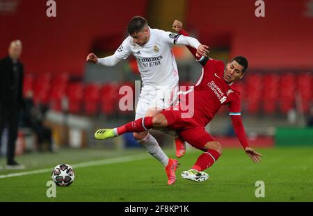 Federico Valverde (à gauche) du Real Madrid et Roberto Firmino de Liverpool se disputent le ballon lors du match de la Ligue des champions de l'UEFA à Anfield, Liverpool. Date de la photo: Mercredi 14 avril 2021. Voir PA Story FOOTBALL Liverpool. Le crédit photo devrait se lire comme suit : Peter Byrne/PA Wire. RESTRICTIONS : utilisation éditoriale uniquement, aucune utilisation commerciale sans le consentement préalable du détenteur des droits. Banque D'Images