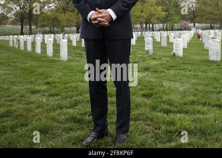 Washington, États-Unis. 14 avril 2021. Le président américain Joe Biden visite la section 60 au cimetière national d'Arlington, à Washington, le 14 avril 2021. Photo par Yuri Gripas/UPI crédit: UPI/Alay Live News Banque D'Images