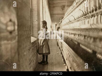 Rhodes Mfg Co., Lincolnton, N.C. Disque. Un aperçu du monde extérieur a dit qu'elle avait 10 ans. A travaillé plus d'un an. Lieu: Lincolnton, Caroline du Nord - photo montre la fille identifiée comme Lalar Blanton, 1908 Banque D'Images