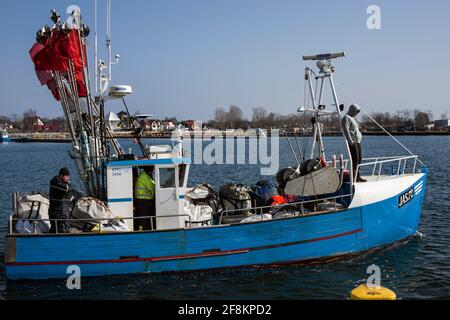 Jastarnia, Pomerania, Pologne. 26 mars 2021. Les pêcheurs quittent le port de Jurata sur un bateau de pêche.vie quotidienne sur la péninsule de Hel pendant le troisième confinement causé par la troisième vague de pandémie Covid-19 en Pologne. Crédit : Attila Husejnow/SOPA Images/ZUMA Wire/Alay Live News Banque D'Images