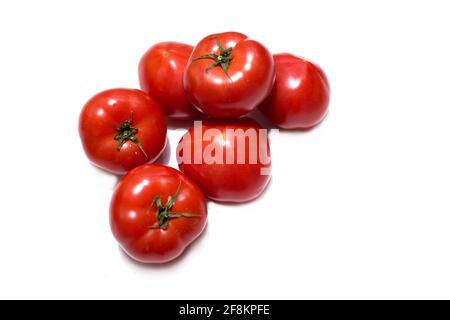 Tomates mûres rouge isolé sur fond blanc Banque D'Images