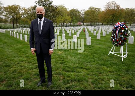 Washington, États-Unis. 14 avril 2021. Le président américain Joe Biden visite la section 60 au cimetière national d'Arlington, à Washington, le 14 avril 2021. Photo par Yuri Gripas/Pool/Sipa USA crédit: SIPA USA/Alay Live News Banque D'Images