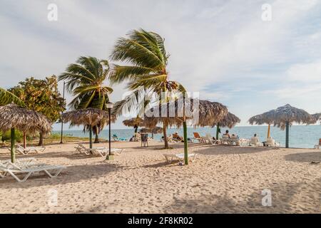 PLAYA ANCON, CUBA - 9 FÉVRIER 2016 : les touristes se bronzent sur la plage Playa Ancon près de Trinidad, Cuba Banque D'Images