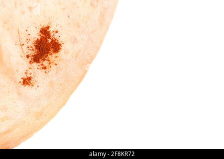 Pain pita de couleur orange avec paprika, sur fond blanc avec espace de copie. Banque D'Images