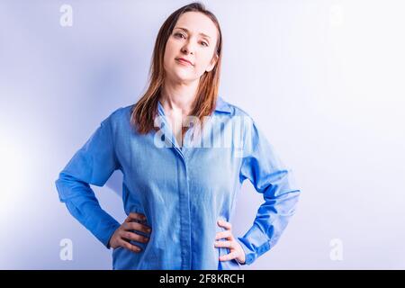 portrait confiante belle jeune femme avec les mains sur les hanches comme un signe de commandement ou de sécurité. femme puissante concept. responsabilisé Banque D'Images