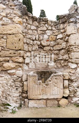 Tauric Chersonesos. Les restes du bol d'ablution dans les ruines du temple. Banque D'Images