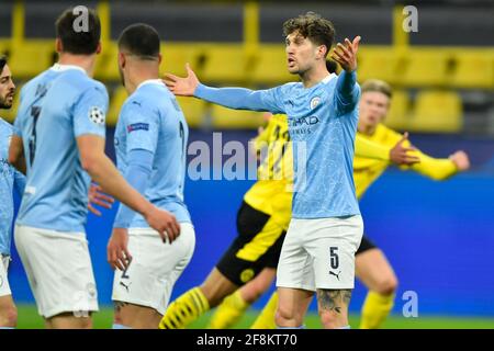 John Stones de Manchester City réagit après que Jude Bellingham, de Borussia Dortmund, ait terminé le premier but de sa partie lors de la Ligue des champions de l'UEFA, quart de finale, deuxième match de jambe au signal Iduna Park à Dortmund, en Allemagne. Date de la photo: Mercredi 14 avril 2021. Voir PA Story FOOTBALL Man City. Le crédit photo doit indiquer : PA Wire via DPA. RESTRICTIONS : utilisation éditoriale uniquement, aucune utilisation commerciale sans le consentement préalable du détenteur des droits. Banque D'Images