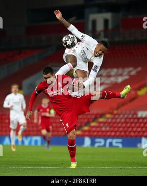 Roberto Firmino de Liverpool (à gauche) et Gabriel Eder Militao du Real Madrid se battent pour le ballon lors du match de la Ligue des champions de l'UEFA à Anfield, Liverpool. Date de la photo: Mercredi 14 avril 2021. Voir PA Story FOOTBALL Liverpool. Le crédit photo devrait se lire comme suit : Peter Byrne/PA Wire. RESTRICTIONS : utilisation éditoriale uniquement, aucune utilisation commerciale sans le consentement préalable du détenteur des droits. Banque D'Images