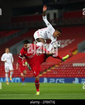 Roberto Firmino de Liverpool (à gauche) et Gabriel Eder Militao du Real Madrid se battent pour le ballon lors du match de la Ligue des champions de l'UEFA à Anfield, Liverpool. Date de la photo: Mercredi 14 avril 2021. Voir PA Story FOOTBALL Liverpool. Le crédit photo devrait se lire comme suit : Peter Byrne/PA Wire. RESTRICTIONS : utilisation éditoriale uniquement, aucune utilisation commerciale sans le consentement préalable du détenteur des droits. Banque D'Images