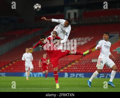 Roberto Firmino de Liverpool (à gauche) et Gabriel Eder Militao du Real Madrid se battent pour le ballon lors du match de la Ligue des champions de l'UEFA à Anfield, Liverpool. Date de la photo: Mercredi 14 avril 2021. Voir PA Story FOOTBALL Liverpool. Le crédit photo devrait se lire comme suit : Peter Byrne/PA Wire. RESTRICTIONS : utilisation éditoriale uniquement, aucune utilisation commerciale sans le consentement préalable du détenteur des droits. Banque D'Images