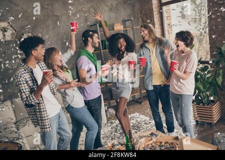 Photo portrait des étudiants trop joyeux boire de la bière en riant fête dans le dortoir Banque D'Images