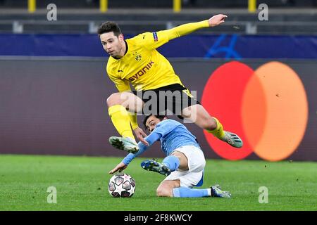 Raphael Guerreiro de Borussia Dortmund (à gauche) et Bernardo Silva de Manchester City se battent pour le ballon lors de la Ligue des champions de l'UEFA, quart de finale, deuxième match au signal Iduna Park à Dortmund, en Allemagne. Date de la photo: Mercredi 14 avril 2021. Voir PA Story FOOTBALL Man City. Le crédit photo doit indiquer : PA Wire via DPA. RESTRICTIONS : utilisation éditoriale uniquement, aucune utilisation commerciale sans le consentement préalable du détenteur des droits. Banque D'Images