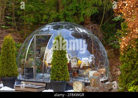 Une boule de neige transparente pour une expérience unique en hiver L'hôtel Chateau Whistler en Colombie-Britannique au Canada Banque D'Images