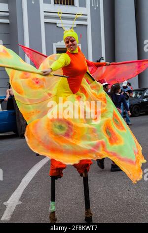 CIENFUEGOS, CUBA - 11 FÉVRIER 2016 : artiste Stiltwalker à la place Parque Jose Marti à Cienfuegos, Cuba. Banque D'Images