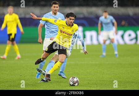 Dortmund, Allemagne. 14 avril 2021. Firo: 14.04.2021, Fuvuball, Ligue des champions de l'UEFA, CL, CHL, saison 2020/2021, quart de finale, partie arrière, BVB, Borussia Dortmund - Manchester City Mahmoud Dahoud | usage dans le monde crédit: dpa/Alay Live News Banque D'Images