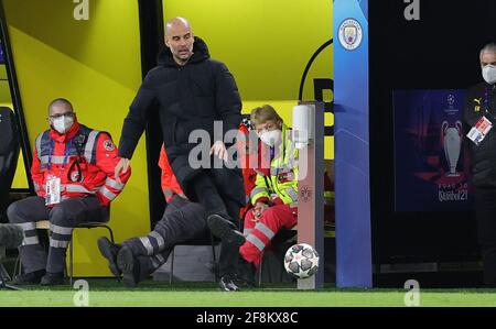 Dortmund, Allemagne. 14 avril 2021. Firo: 14.04.2021, Fuvuball, Ligue des champions de l'UEFA, CL, CHL, saison 2020/2021, quart de finale, partie arrière, BVB, Borussia Dortmund - Manchester City Josep Guardiola | usage dans le monde crédit: dpa/Alay Live News Banque D'Images