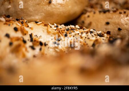 Photo macro de tout bagel avec bagel défocus au premier plan Banque D'Images