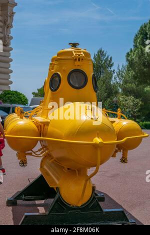 Sous-marin jaune dans la rue de Monaco Banque D'Images