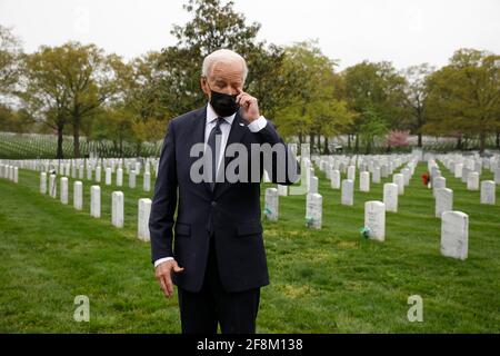 Le Président des États-Unis Joe Biden visite la Section 60 au cimetière national d'Arlington à Washington le 14 avril 2021 à la suite de son discours sur le retrait des troupes américaines d'Afghanistan.Credit: Yuri Gripas/Pool via CNP | usage dans le monde entier Banque D'Images