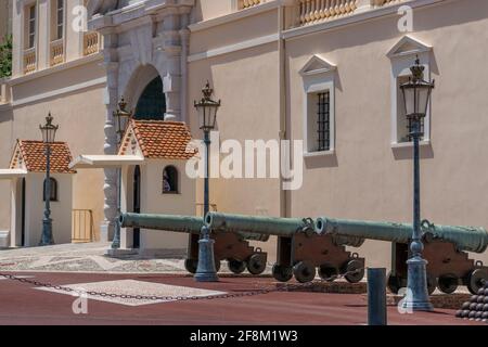 Canons devant le Palais du Prince de Monaco Banque D'Images