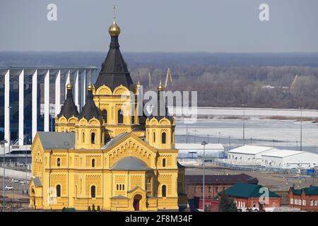 Belle église orthodoxe en brique jaune sur la rive de la rivière. Cathédrale Alexandre Nevsky à Nijni Novgorod, Russie Banque D'Images