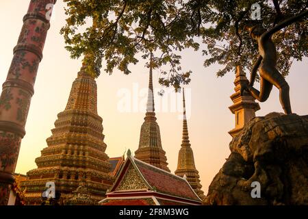 Vue de cadre de trois stupas de Bouddha en mosaïque et une sculpture en fer sur un rocher au temple Wat Pho à Bangkok, en Thaïlande. Banque D'Images