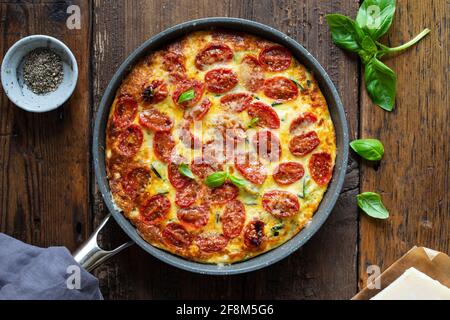 Courgette et tomates rôties frittata Banque D'Images