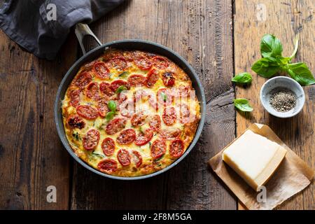 Courgette et tomates rôties frittata Banque D'Images