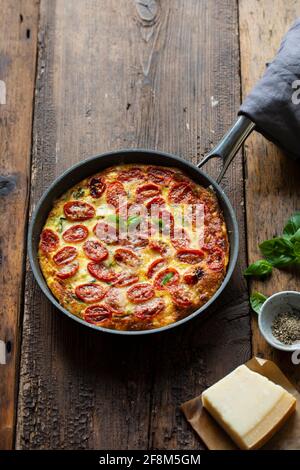 Courgette et tomates rôties frittata Banque D'Images
