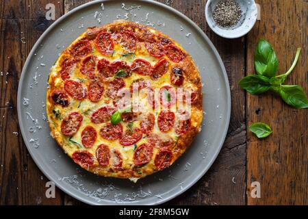 Courgette et tomates rôties frittata Banque D'Images