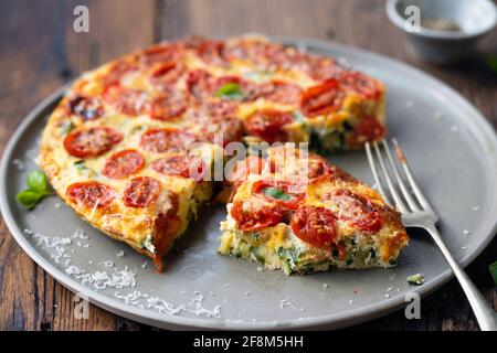 Courgette et tomates rôties frittata Banque D'Images