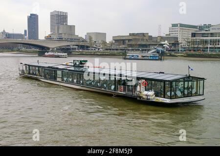 Navire-restaurant Symphony sur la Tamise à Londres, Royaume-Uni. Le Symphony est le plus grand bateau-restaurant de croisière de Londres. Exploité par Bateaux London Banque D'Images