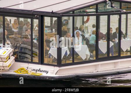 Navire-restaurant Symphony sur la Tamise à Londres, Royaume-Uni. Le Symphony est le plus grand bateau-restaurant de croisière de Londres. Exploité par Bateaux London Banque D'Images