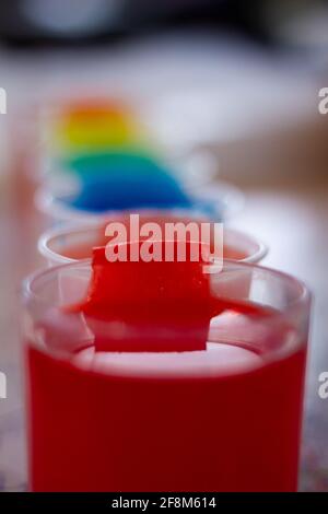 Détail d'un groupe de lunettes de couleur arc-en-ciel liquides Banque D'Images