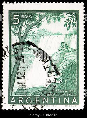 MOSCOU, RUSSIE - 30 SEPTEMBRE 2019: Timbre-poste imprimé en Argentine montre les chutes d'Iguazú, personnalités et paysages de la série, vers 1955 Banque D'Images