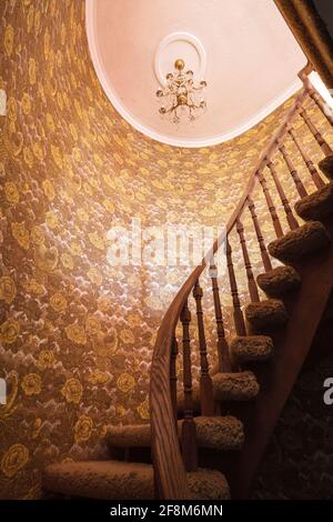 Un escalier semi-circulaire à l'intérieur d'une maison. Banque D'Images