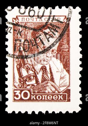 MOSCOU, RUSSIE - 30 SEPTEMBRE 2019: Timbre-poste imprimé en Union soviétique (Russie) montre scientifique au microscope, série N°8 définitive, vers Banque D'Images