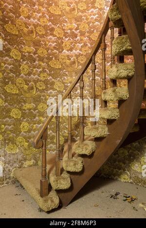 Un escalier semi-circulaire à l'intérieur d'une maison. Banque D'Images