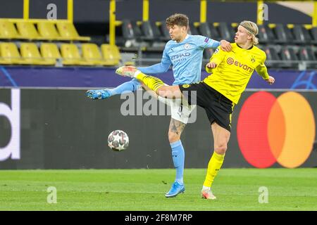 DORTMUND, ALLEMAGNE - AVRIL 14 : John Stones de Manchester City et Erling Haaland de Borussia Dortmund lors de la finale 1 de la Ligue des champions de l'UEFA : match entre Borussia Dortmund et Manchester City au signal Iduna Park le 14 avril 2021 à Dortmund, Allemagne (photo de Joachim Bywaletz/Orange Pictures) Banque D'Images