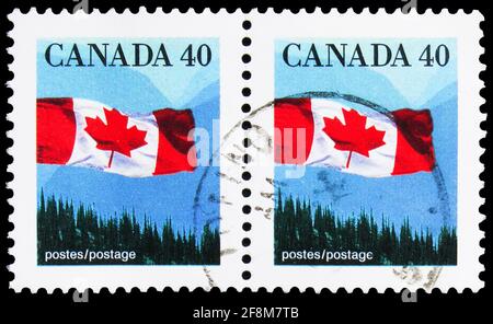 MOSCOU, RUSSIE - le 30 SEPTEMBRE 2019 : deux timbres-poste imprimés au Canada montrent le drapeau canadien sur la forêt, définitions 1989-2005: Drapeau canadien se Banque D'Images