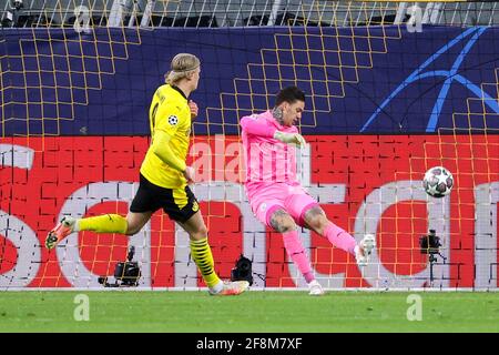 DORTMUND, ALLEMAGNE - AVRIL 14 : Erling Haaland de Borussia Dortmund et Ederson de Manchester City lors de la finale du quart de la Ligue des champions de l'UEFA 1 : LEG Banque D'Images