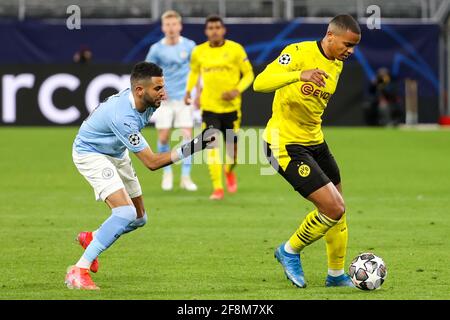 DORTMUND, ALLEMAGNE - AVRIL 14 : Riyad Mahrez de Manchester City et Manuel Akanji de Borussia Dortmund lors de la finale 1 du quart de la Ligue des champions de l'UEFA : Banque D'Images